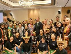 Difasilitasi Bunda Julie, Mahasiswa IPMI Bussiness School Sukses Getarkan Panggung DoE Award