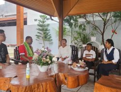 Nono  Sang jenius  Asal Amarasi  berkunjung ke  kediaman Calon Wakil Gubernur Johni Asadoma