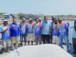 Bantu petani ,Melki Laka Lena Bawa Sampel Garam untuk  Tes di Kupang