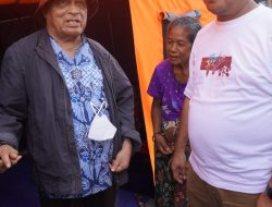 Pertemuan  Uskup Larantuka dan Melki Laka Lena di Posko Penyintas