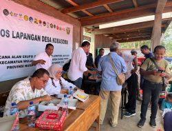 Menang Pilgub NTT, Melki Laka Lena Makan Nasi Kotak Bersama Penyitas di Tenda Erupsi Lewotobi