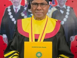 Kisah sukses Johni Asadoma, dari Legenda Tinju, menjadi Jendral Polisi, Wakil Gubernur dan merahi Doktor