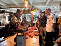 Pastikan Stok dan Harga Bahan Pokok Stabil  Jelang HBKN, Wagub Jhoni Asadoma Sidak Ke pasar