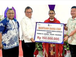 Dirut Bank NTT Serahkan Dana CSR untuk Pembangunan Gereja St. Gabriel Waioti Maumere
