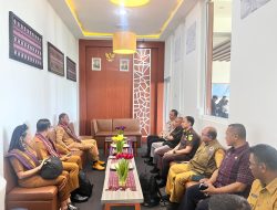 Tiba di Larangtuka Wagub NTT Johni Asadoma Beri Bantuan Korban Gempa
