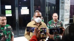 Wakil Gubernur Johni Asadoma   Himbau Seluruh Pendidik Jalankan Tugas dengan Nurani Setelah Jenguk Jessica Tunardjo