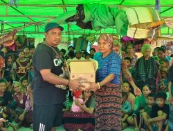 Perhatian dari Gekrafs NTT. Serena Francis dan Dean Asadoma Berikan Bantuan Pertama di Desa Rokirole, Palue, Sikka