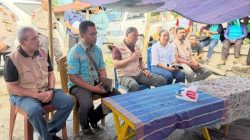 Berbincang dengan Warga Desa Mekandetung Wagub NTT Jhoni Asadoma Tekankan Kebutuhan Pokok dan Air bersih Jadi Prioritas