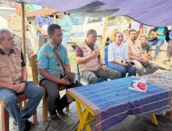 Berbincang dengan Warga Desa Mekandetung Wagub NTT Jhoni Asadoma Tekankan Kebutuhan Pokok dan Air bersih Jadi Prioritas