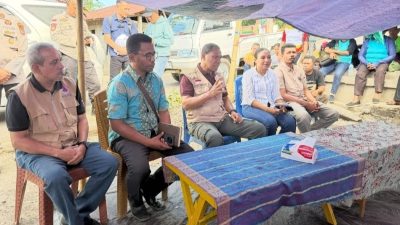 Berbincang dengan Warga Desa Mekandetung Wagub NTT Jhoni Asadoma Tekankan Kebutuhan Pokok dan Air bersih Jadi Prioritas