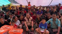Wagub NTT Jhoni Asadoma Bantu Makanan dan 10 Tengki Air di Desa Makendetung Sikka
