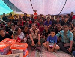 Wagub NTT Jhoni Asadoma Bantu Makanan dan 10 Tengki Air di Desa Makendetung Sikka