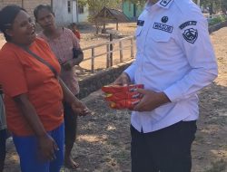 Momen Wagub Johni Berbagi Sembako dan Memacu Semangat Warga Saat berkunjung Ke martain