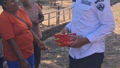 Momen Wagub Johni Berbagi Sembako dan Memacu Semangat Warga Saat berkunjung Ke martain