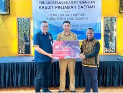 Dir Kredit Bank NTT Aloysius Geong Serahkan KKI kepada Pemkab Manggarai
