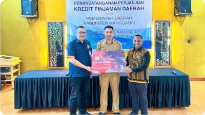 Dir Kredit Bank NTT Aloysius Geong Serahkan KKI kepada Pemkab Manggarai